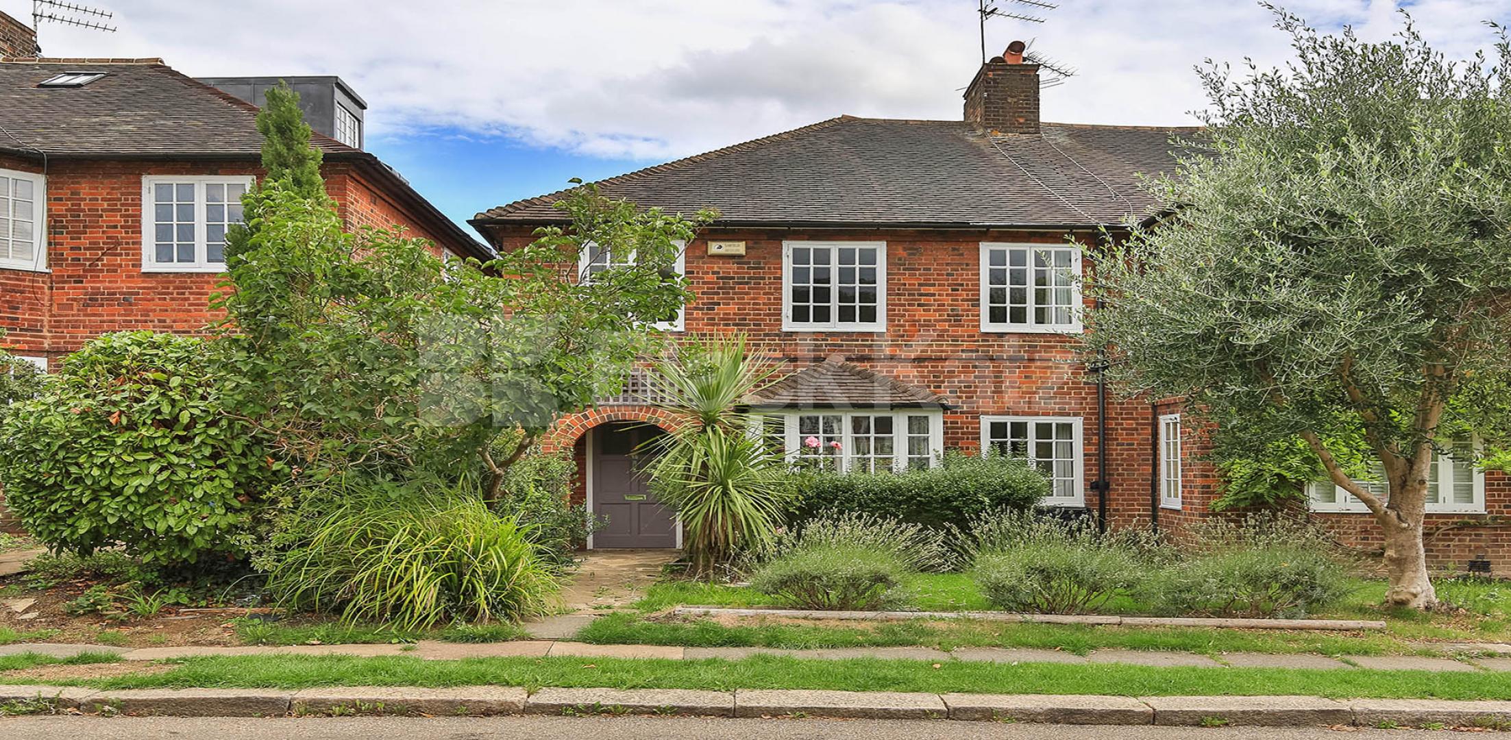 			4 Bedroom, 1 bath, 1 reception House			 Cascade Avenue, Muswell Hill